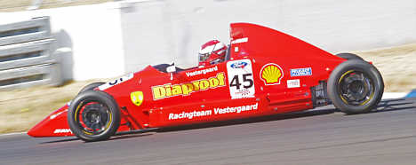 Til trods for nærkontakt fra konkurrenterne havde Nils K. Vestergaard god fart i raceren på Formel 1-banen i Spa.